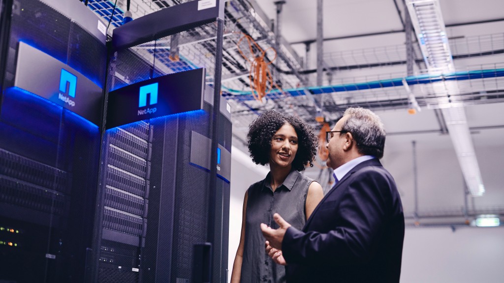 Eine junge Frau die Informationen von einem IT-Experten zu den Servern der W&W Gruppe erhält