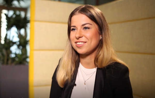 Mitarbeiterin Wüstenrot Karolina Laiker gibt ein Interview